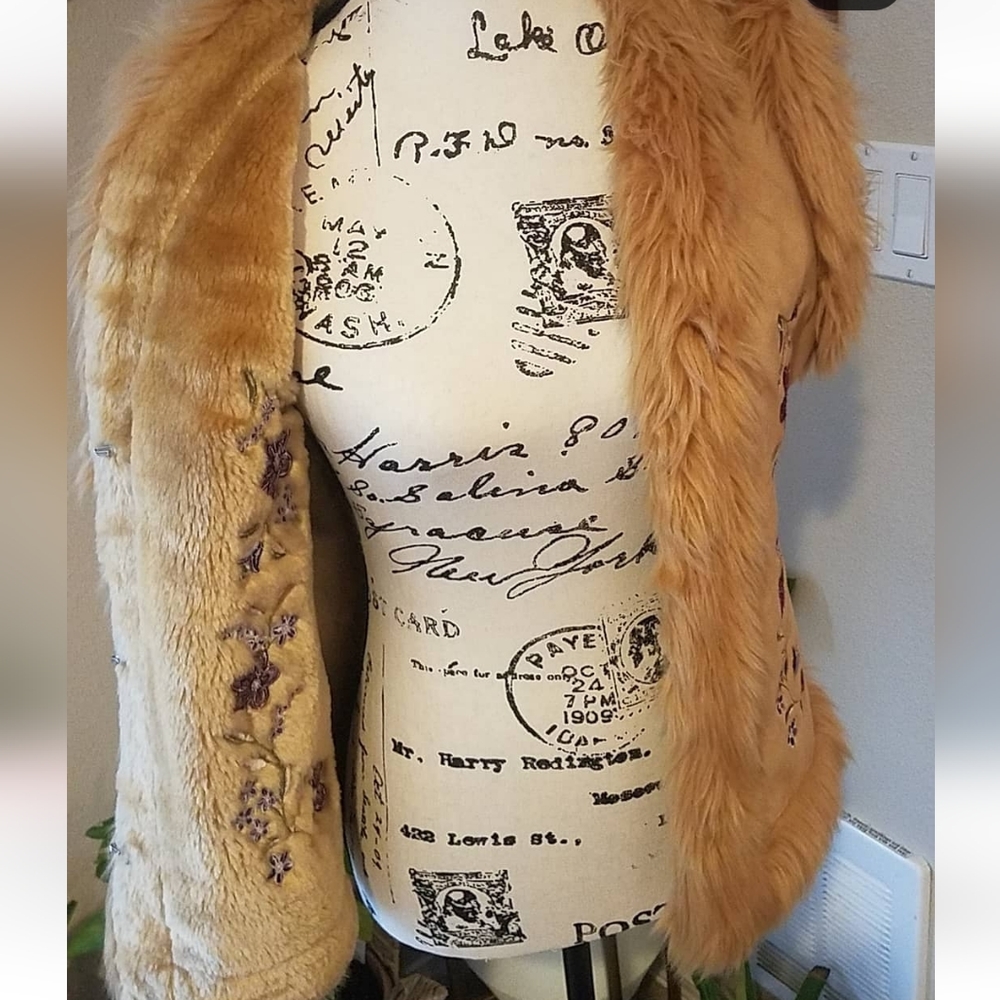 VINTAGE FUR LINED, FLOWER EMBROIDERED VEST🌼 EU CONDITION - Picture 7 of 16